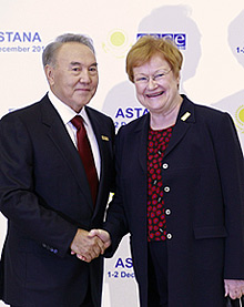 Isäntämaan Kazakstanin presidentti Nursultan Nazarbajev toivottaa presidentti Halosen tervetulleeksi Astanaan. Lehtikuva/Reuters/Francois Lenoir